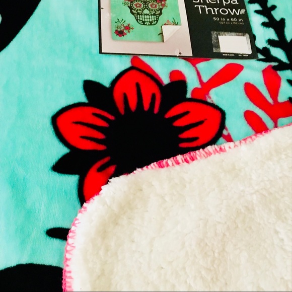 Sherpa Ice Green & Fuchsia Sugar Skull Throw - Picture 7 of 8